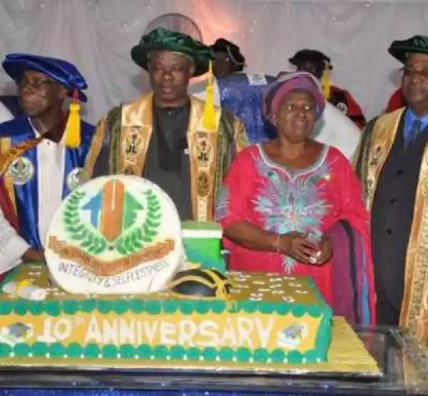 Photo: Amosun offers automatic employment to 12 first class graduates